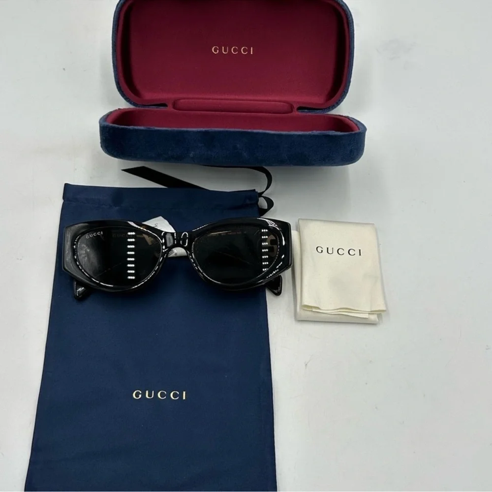 Gucci oval frame sunglasses NWT. Black.
